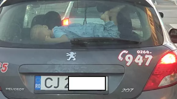 Un copil a fost plimbat cu mașina prin Cluj-Napoca lipit de lunetă