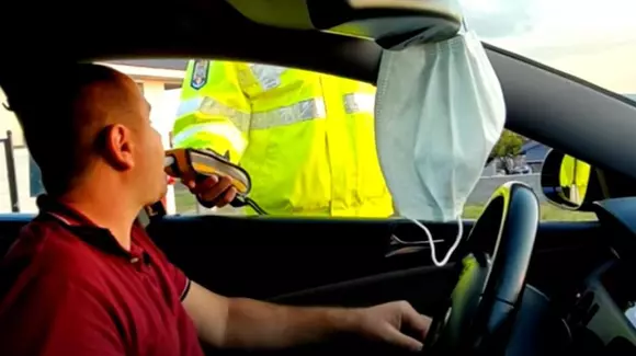 Un polițist din Bihor a fost depistat cu alcoolemie după ce s-a dezinfectat cu spirt pe mâini