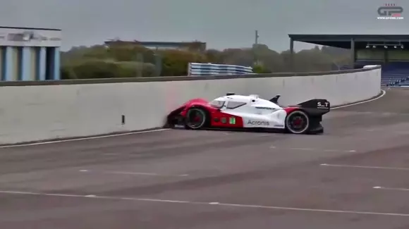 VIDEO: un robot a înfipt în parapet o mașină de curse fix la start