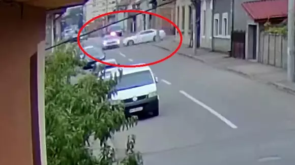 Momentul când o mașină de poliție cu girofarul aprins e lovită în plin de un Audi (VIDEO)