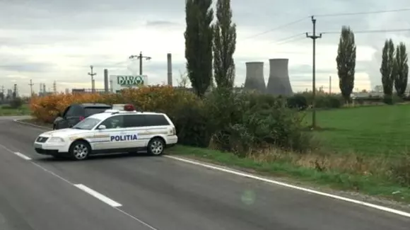 Un echipaj de poliție a poziţionat autospeciala pe care se afla radarul perpendicular pe şosea