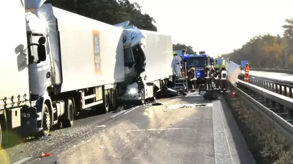 Accident teribil în Germania: un șofer de camion a intrat cu viteză într-un blocaj în trafic