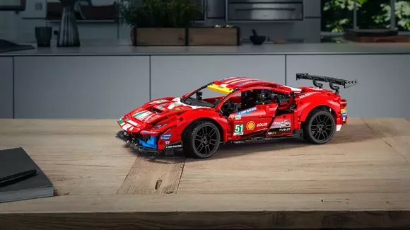 Cadou de an nou: Ferrari 488 GTE de la LEGO Technic
