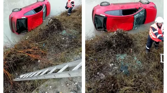 Primăria din Bistrița, amendată după ce o șoferiță s-a răsturnat cu mașina în albia unui râu