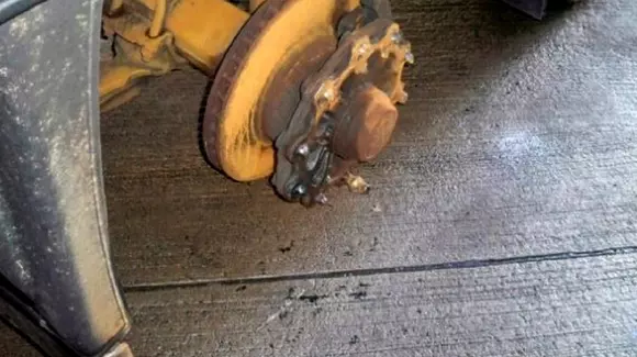 Șofer român de TIR prins circulând fără o roată la camion, pe o autostradă din Germania