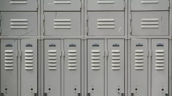 (P) Vestiarul metalic compartimentat, adiția perfectă într-un atelier auto!