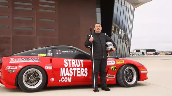 O nouă tentativă de record mondial: un nevăzător vrea să conducă cu 324 km/h