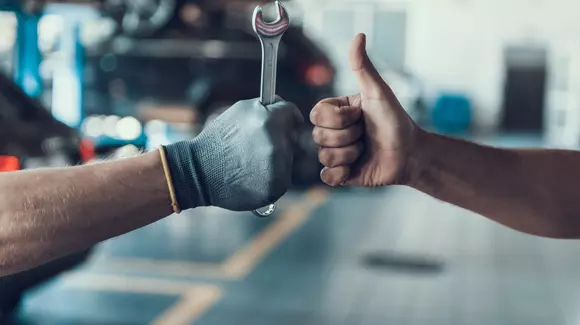 (P) Unde să-ți repari mașina: la service autorizat sau la mecanicul din cartier