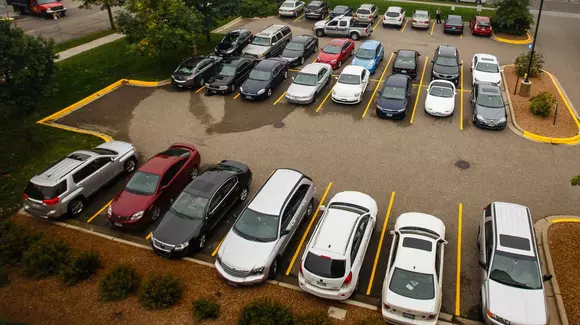 Logică beton: pentru că nu sunt destule, locurile de parcare din București sunt de-acum și mai scumpe.