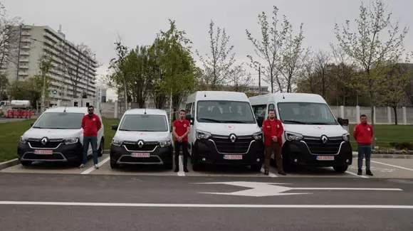 Renault donează patru autoutilitare pentru a sprijini eforturile făcute de Crucea Roșie Română