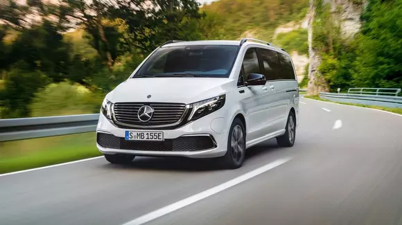 Pe scurt, până unde poate să ajungă o mașină electrică pe autostradă? Exemplu: Mercedes EQV 300
