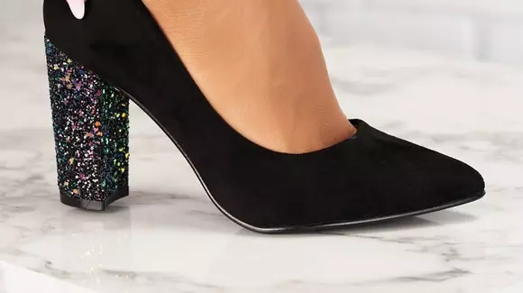 (P) Schimbă pantofii eleganți cu ținute casual și șepci personalizate