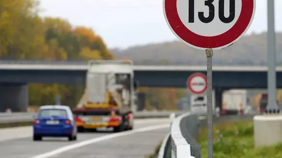 Pe autostrada A1: un șofer produce încălcări ale legii în cascadă, culminând cu excesul de viteză înregistrat de radar - 243 km/h.