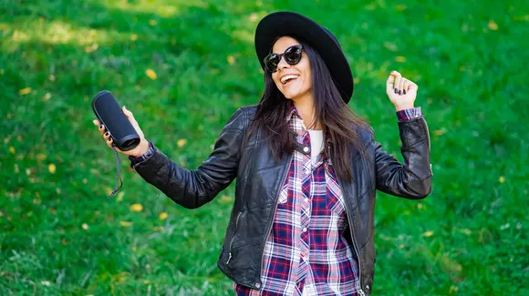 (P) Vrei o boxă portabilă? Iată ce trebuie să ai în vedere atunci când o cumperi