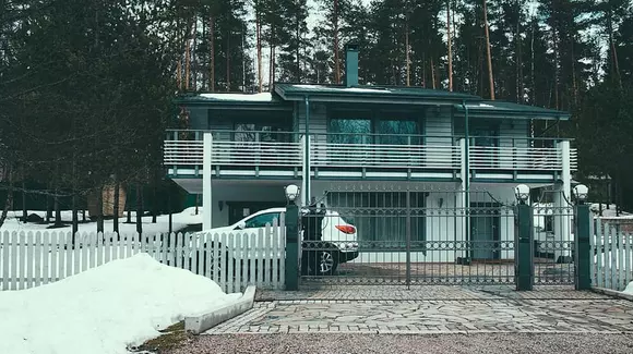 (P) Până și mașina ta îți va mulțumi pentru montajul unei automatizări de poartă culisantă!