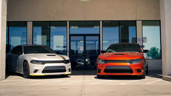 (P) Ce ţinută alegi când mergi la un salon auto