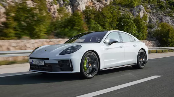 Două noi versiuni hibride ale seriei de sedanuri sport Porsche Panamera promovează convingător avantajele electrificării.