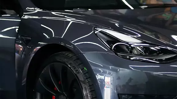 (P) Revitalizarea Aspectului Mașinii: Folii Auto și Polish de Faruri