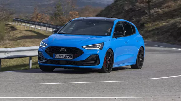 Gaz în plin pe ultima linie dreaptă a carierei comerciale a seriei: Ford Focus ST Edition a fost dezvoltat de Ford Performance.