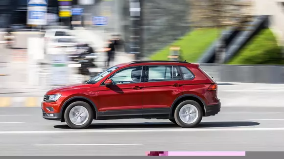 Automobilele s-au scumpit. Decât să cumperi unul, poate e mai bine să-l închiriezi fix atunci, când și unde ai nevoie.