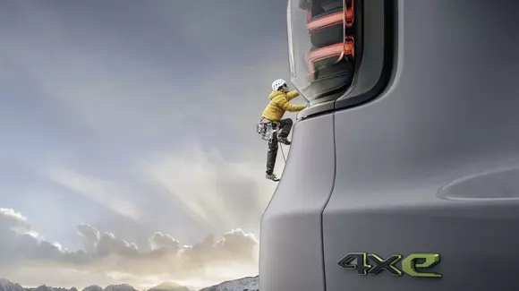 Echipament outdoor modern și SUV-uri asemenea: Jeep Avenger 4xe preia stilul The North Face la noua sa ediție specială.