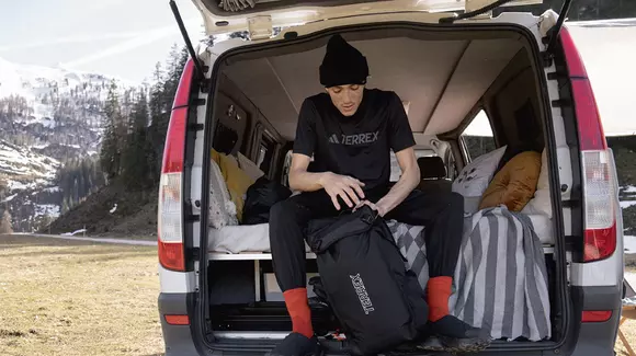 (P) Cum să te îmbraci pentru o călătorie lungă cu mașina? Sfaturi practice pentru confort și stil