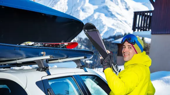 (P) 4 metode pentru transportul schiurilor și al plăcilor de snowboard