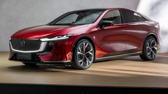 Altfel, consecvenți în evoluția designului, japonezii au trecut seria de clasă medie numită acum Mazda 6e la propulsie BEV.