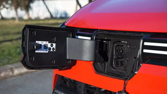 Creșterea ecotichetului pentru mașini electrice la 8500 de euro pentru 2025 ar salva electromobilitatea în România