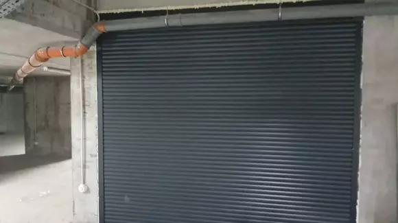 (P) Ușa garaj inteligentă V Shades, soluție de top pentru casele momentului