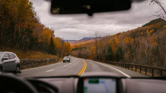 (P) Ghidul complet pentru un road trip de toamnă reușit: cum să îți pregătești mașina
