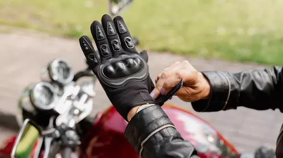 (P) Cum să alegi mănușile potrivite pentru motocicletă și să conduci liniștit în orice sezon