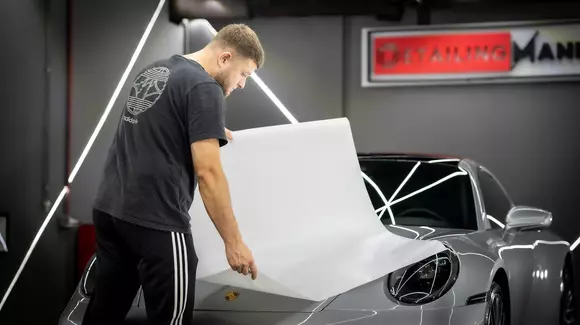 (P) Cum alegi atelierul potrivit pentru montajul foliei auto transparente (PPF)