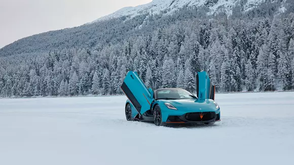 Maserati MCPURA Cielo FROZEN MAGMA debuteaza spectaculos pe lacul inghetat de la St. Moritz