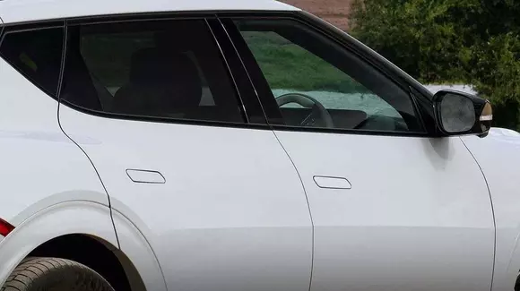 Lovitură dată fițelor de overengineering: China va interzice clanțele de portieră retractabile electric