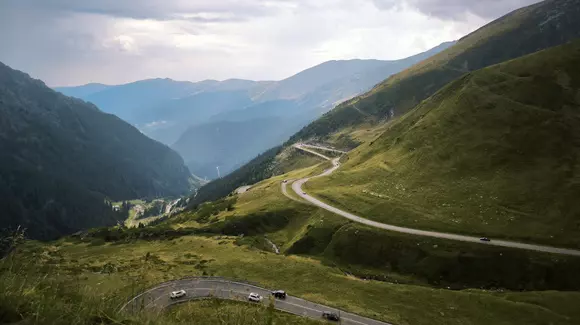 (P) Condusul la altitudine: provocările și realitatea traseelor montane