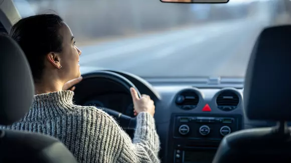 (P) Pregătește-ți mașina pentru drumurile lungi: 5 soluții pentru un habitaclu mai confortabil