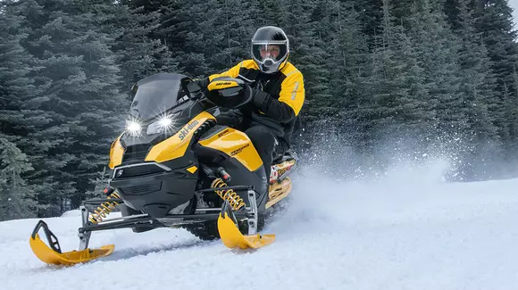 (P) Unde ai voie să mergi cu snowmobilul în România și ce spune legea