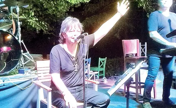 Leo Iorga este grav bolnav de cancer si canta asezat pe scaun