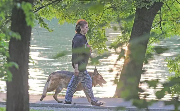 Fotoreporterii Click! au suprins-o pe Irina Loghin ]n Parcul Herăstrău