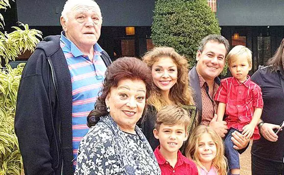 2-3-neatza-maria-ciobanu-cu-familionul-si-sotul-1