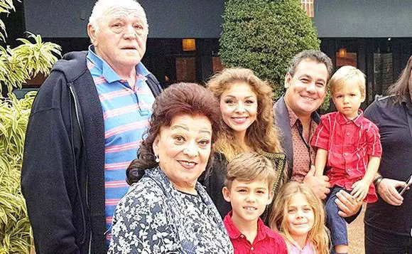 2-3-neatza-maria-ciobanu-cu-familionul-si-sotul-1