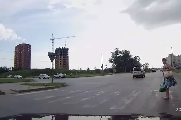 Gest frumos facut de un sofer rus in dreptul unei treceri de pietoni