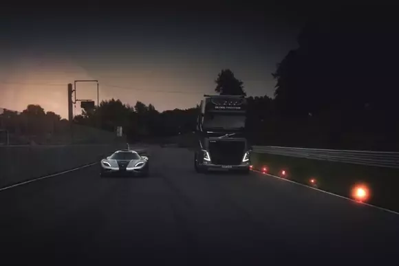 Koenigsegg One:1 fata in fata cu un camion Volvo
