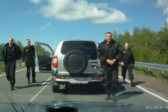 Greșeala majoră a unui șofer din Rusia! A claxonat o dubă plină cu polițiști! | VIDEO