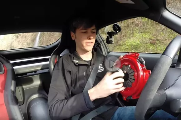 Iată 5 lucruri pe care să nu le faci când conduci o mașină cu transmisie manuală