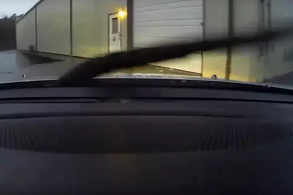 Cum să cazi cu mașina într-o groapă cât casă, fără să înțelegi ce s-a întâmplat (VIDEO)