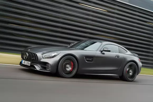 Mercedes-AMG GT primește un facelift, dar și o versiune nouă
