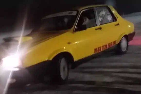 Cerculețe cu Bătrâna Doamnă prin zăpadă