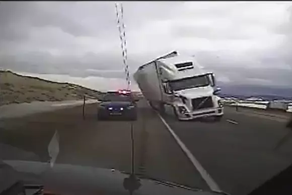 Video - camion răsturnat de vânt pe autostradă
